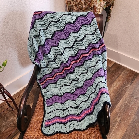 HANDCRAFTED crochet blanket Chevron print with scalloped edge - Picture 3 of 6